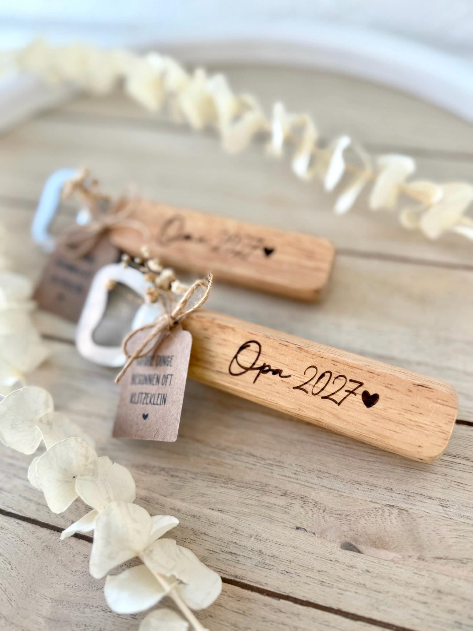 Schwangerschaftsverkündung Geschenk – Holz Flaschenöffner personalisiert mit Titel & Jahreszahl, Papa, Oma, Opa, Tante, Onkel,