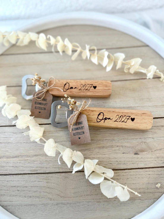 Schwangerschaftsverkündung Geschenk – Holz Flaschenöffner personalisiert mit Titel & Jahreszahl, Papa, Oma, Opa, Tante, Onkel,