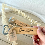 Schwangerschaftsverkündung Geschenk – Holz Flaschenöffner personalisiert mit Titel & Jahreszahl, Papa, Oma, Opa, Tante, Onkel,