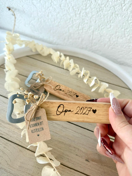 Schwangerschaftsverkündung Geschenk – Holz Flaschenöffner personalisiert mit Titel & Jahreszahl, Papa, Oma, Opa, Tante, Onkel,