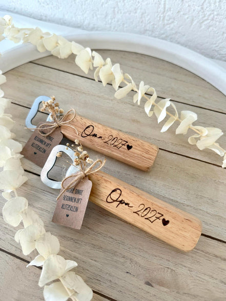 Schwangerschaftsverkündung Geschenk – Holz Flaschenöffner personalisiert mit Titel & Jahreszahl, Papa, Oma, Opa, Tante, Onkel,