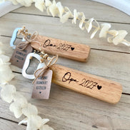 Schwangerschaftsverkündung Geschenk – Holz Flaschenöffner personalisiert mit Titel & Jahreszahl, Papa, Oma, Opa, Tante, Onkel,