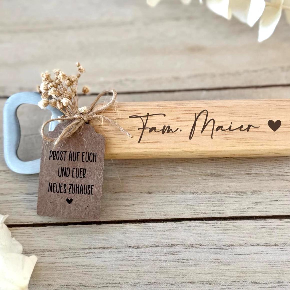 Holz Flaschenöffner Einzug Geschenk – Fam. Nachname personalisiert – Prost auf euer neues Zuhause – Haus Einweihung