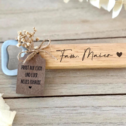 Holz Flaschenöffner Einzug Geschenk – Fam. Nachname personalisiert – Prost auf euer neues Zuhause – Haus Einweihung