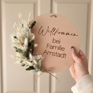 Willkommensschild Holz mit Trockenblumen | Personalisiertes Türschild Familie | Geschenk Einzug | Holzschild graviert