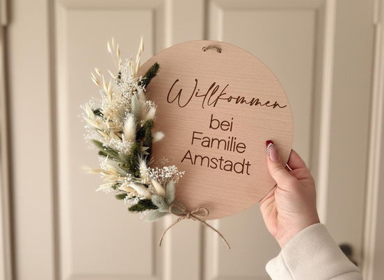 Willkommensschild Holz mit Trockenblumen | Personalisiertes Türschild Familie | Geschenk Einzug | Holzschild graviert