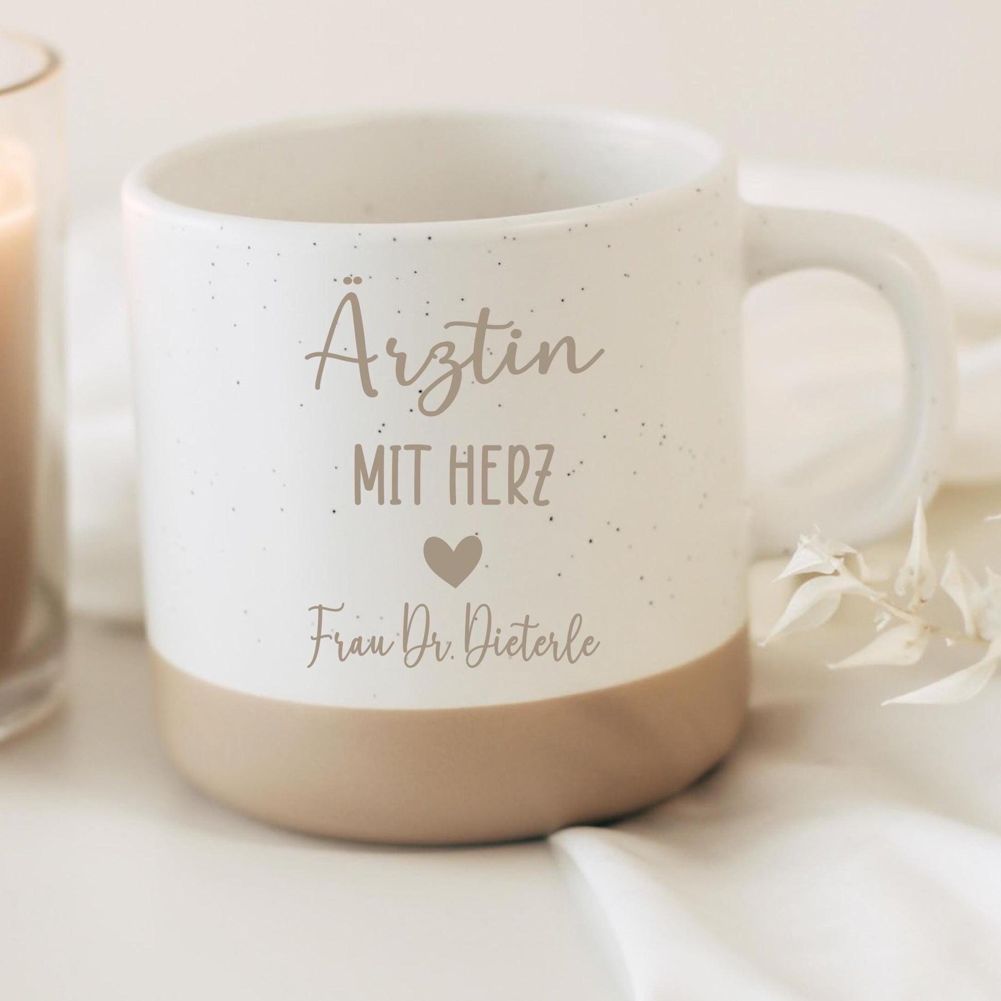 Ärztin mit Herz Tasse – personalisierte Keramiktasse mit Name – Danke Geschenk Praxis Klinik – langlebige Gravur – 360 ml