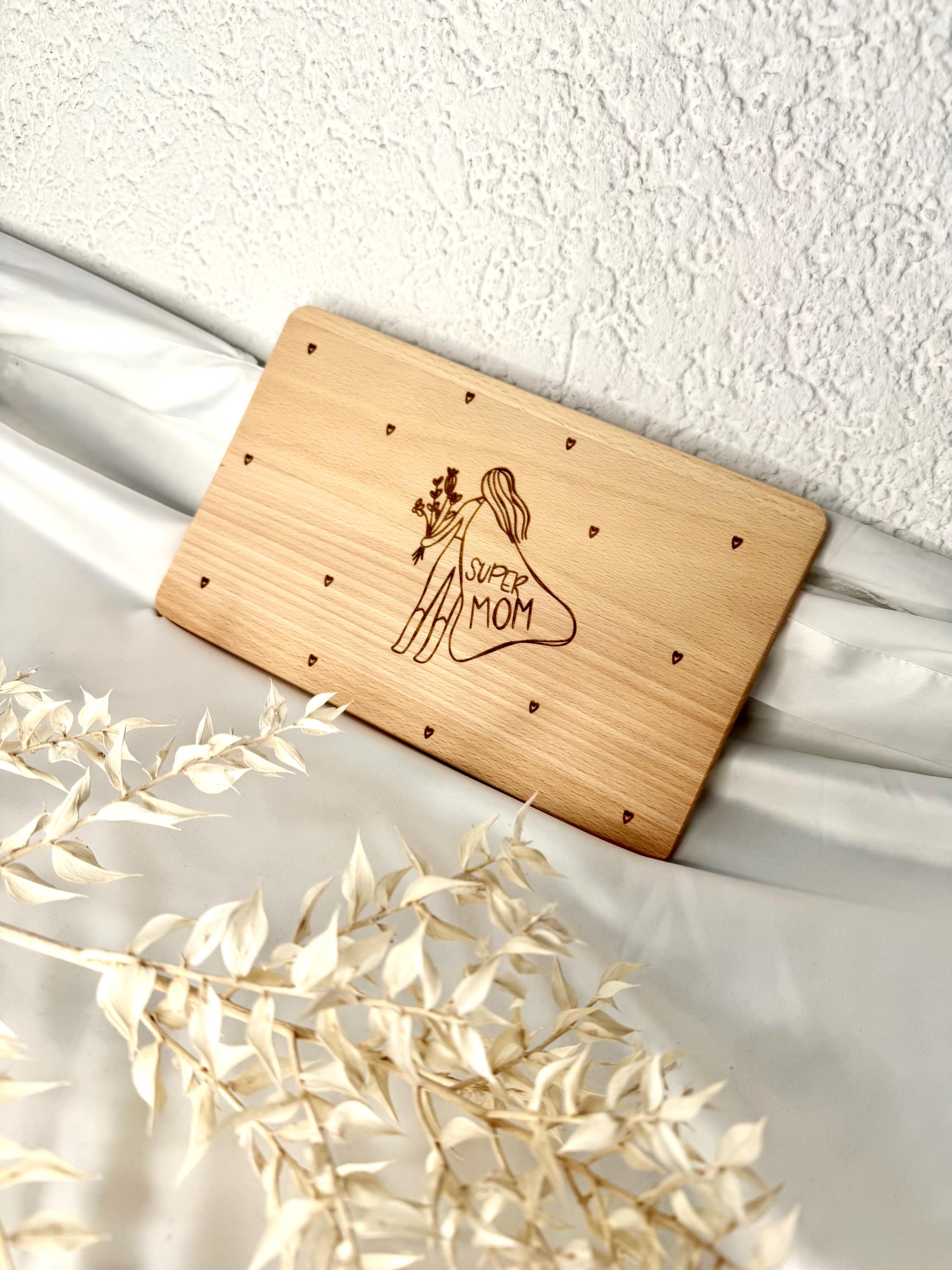 Muttertagsgeschenk Holz – Super Mom Brettchen – Geschenk Mama personalisiert – Holzbrett mit Gravur – Muttertag Geschenkidee