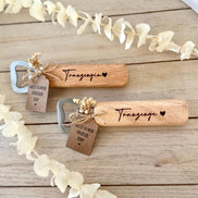 Holz Flaschenöffner Trauzeugin oder Trauzeuge – Willst du meine Trauzeugin sein? – Persönliche Hochzeitsfrage Geschenkidee