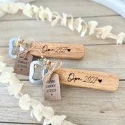 Schwangerschaftsverkündung Geschenk – Holz Flaschenöffner personalisiert mit Titel & Jahreszahl, Papa, Oma, Opa, Tante, Onkel,