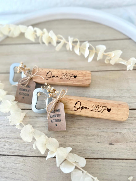 Schwangerschaftsverkündung Geschenk – Holz Flaschenöffner personalisiert mit Titel & Jahreszahl, Papa, Oma, Opa, Tante, Onkel,