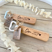 Schwangerschaftsverkündung Geschenk – Holz Flaschenöffner personalisiert mit Titel & Jahreszahl, Papa, Oma, Opa, Tante, Onkel,