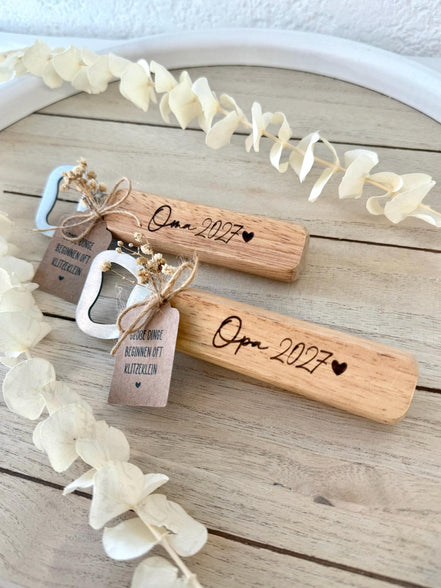 Schwangerschaftsverkündung Geschenk – Holz Flaschenöffner personalisiert mit Titel & Jahreszahl, Papa, Oma, Opa, Tante, Onkel,