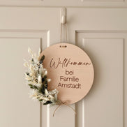 Willkommensschild Holz mit Trockenblumen | Personalisiertes Türschild Familie | Geschenk Einzug | Holzschild graviert