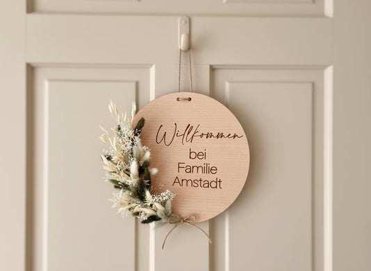 Willkommensschild Holz mit Trockenblumen | Personalisiertes Türschild Familie | Geschenk Einzug | Holzschild graviert