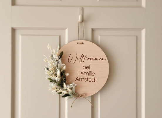Willkommensschild Holz mit Trockenblumen | Personalisiertes Türschild Familie | Geschenk Einzug | Holzschild graviert