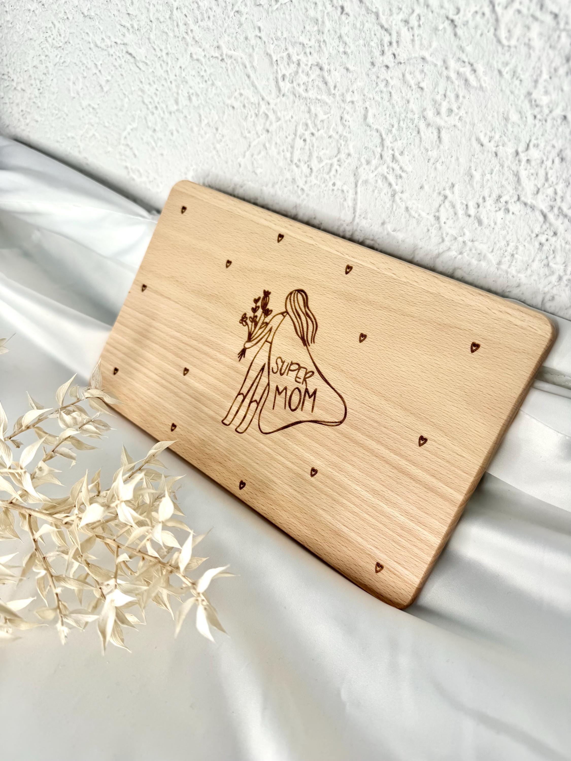 Muttertagsgeschenk Holz – Super Mom Brettchen – Geschenk Mama personalisiert – Holzbrett mit Gravur – Muttertag Geschenkidee