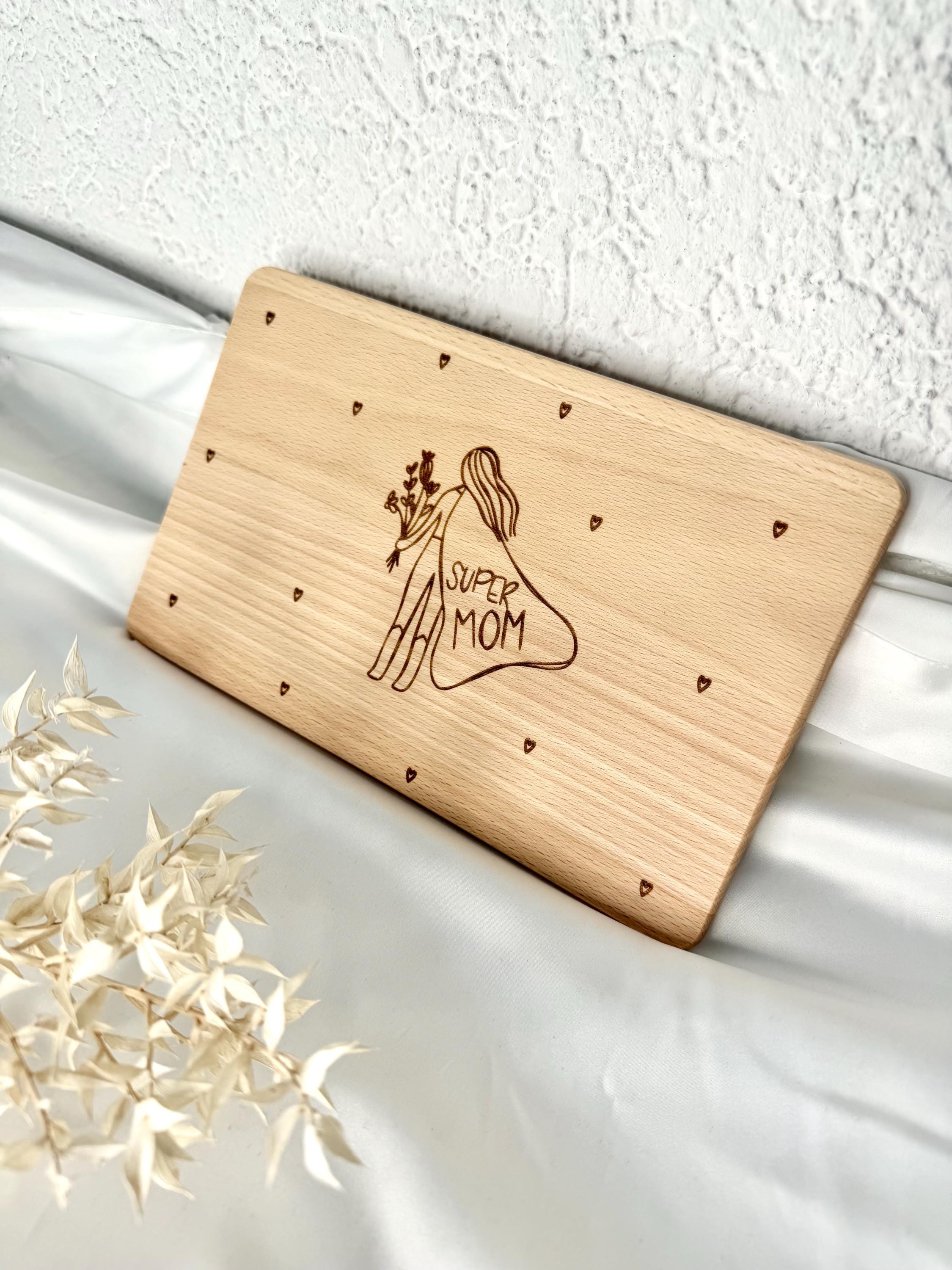 Muttertagsgeschenk Holz – Super Mom Brettchen – Geschenk Mama personalisiert – Holzbrett mit Gravur – Muttertag Geschenkidee
