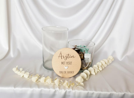 Geschenk für Ärztin – Vorratsglas mit Gravur – Ärztin mit Herz – Dankeschön Geschenk – Glas mit Holzdeckel, personalisiert mit Namen,