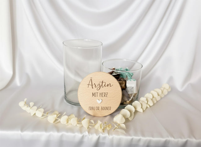 Geschenk für Ärztin – Vorratsglas mit Gravur – Ärztin mit Herz – Dankeschön Geschenk – Glas mit Holzdeckel, personalisiert mit Namen,