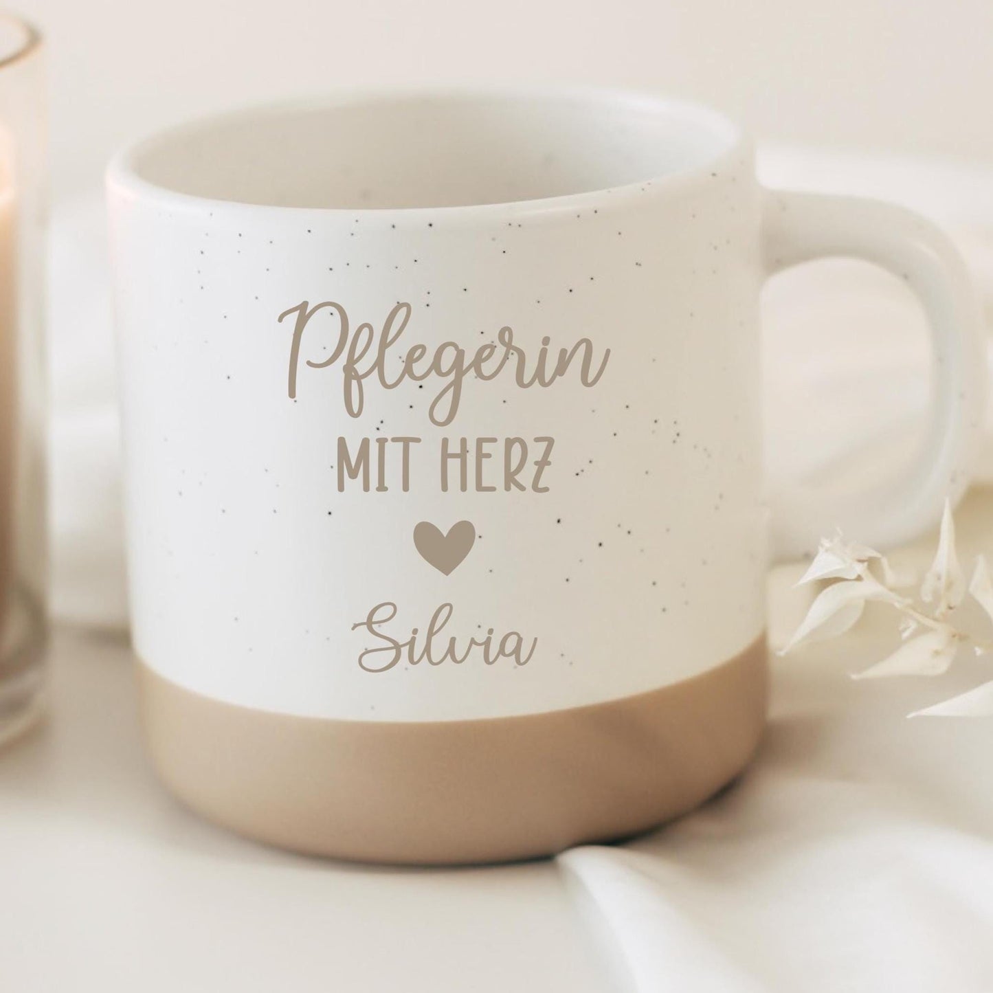 Pflegerin mit Herz Tasse – personalisierte Keramiktasse mit Name – Danke Geschenk Pflege – langlebige Gravur – 360 ml
