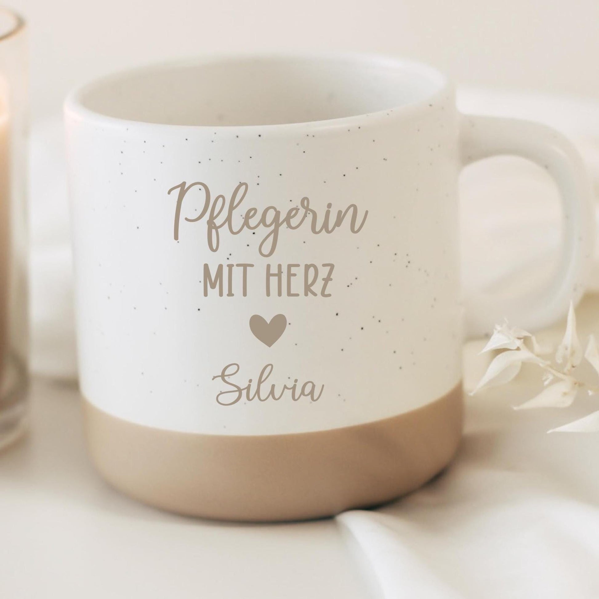 Pflegerin mit Herz Tasse – personalisierte Keramiktasse mit Name – Danke Geschenk Pflege – langlebige Gravur – 360 ml