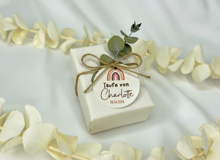 Taufanhänger personalisiert – Geschenkanhänger Taufe rund mit Name & Datum – Gastgeschenk Anhänger, Regenbogen, Kommunion, Konfirmation