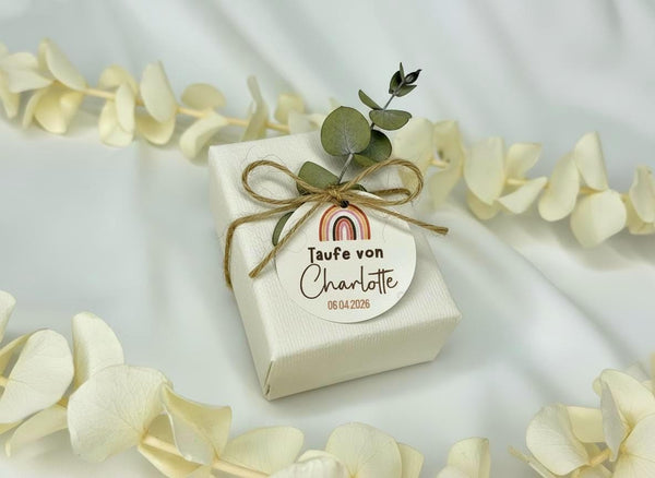 Taufanhänger personalisiert – Geschenkanhänger Taufe rund mit Name & Datum – Gastgeschenk Anhänger, Regenbogen, Kommunion, Konfirmation