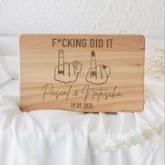 Hochzeitsgeschenk Holz personalisiert – F*cking Did It Brettchen – Geschenk Hochzeit Paar – Verlobung Geschenk – Holzbrett Gravur