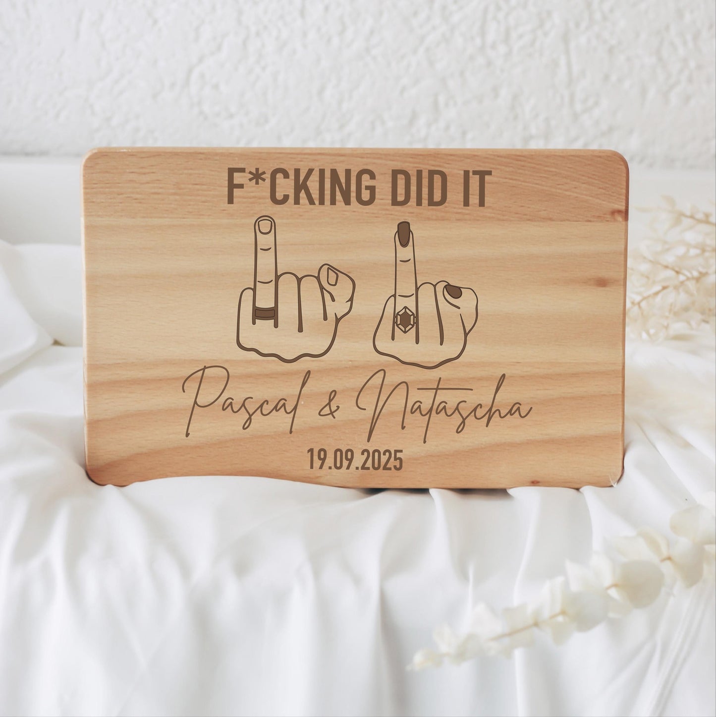 Hochzeitsgeschenk Holz personalisiert – F*cking Did It Brettchen – Geschenk Hochzeit Paar – Verlobung Geschenk – Holzbrett Gravur