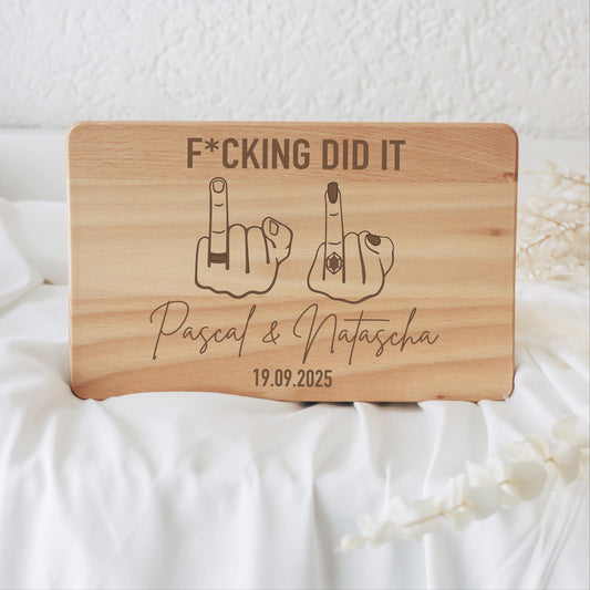Hochzeitsgeschenk Holz personalisiert – F*cking Did It Brettchen – Geschenk Hochzeit Paar – Verlobung Geschenk – Holzbrett Gravur