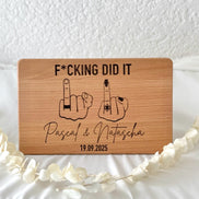 Hochzeitsgeschenk Holz personalisiert – F*cking Did It Brettchen – Geschenk Hochzeit Paar – Verlobung Geschenk – Holzbrett Gravur