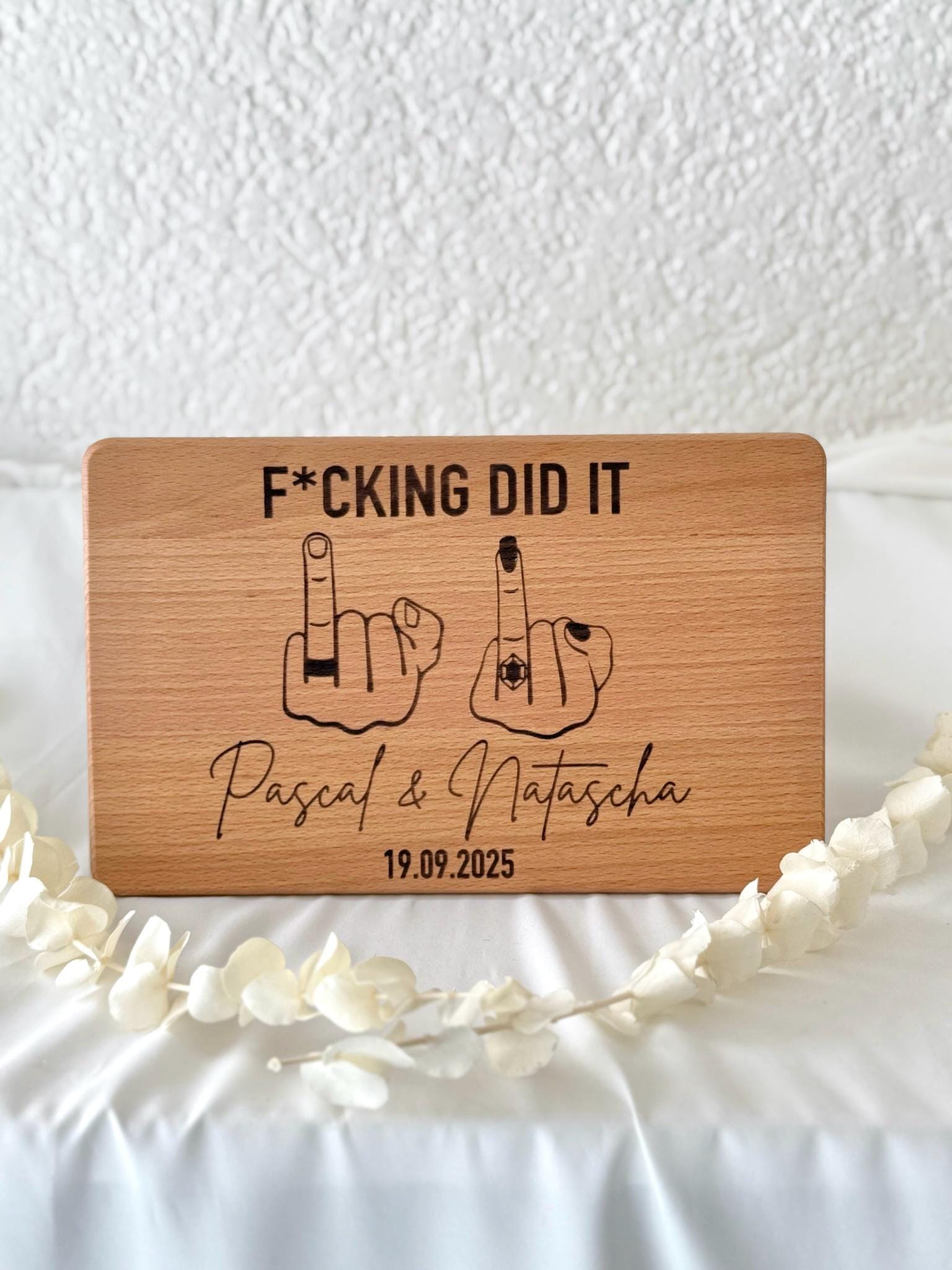 Hochzeitsgeschenk Holz personalisiert – F*cking Did It Brettchen – Geschenk Hochzeit Paar – Verlobung Geschenk – Holzbrett Gravur