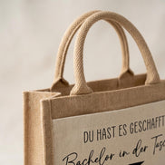 Bachelor in der Tasche Geschenk – Jutetasche Studium bestanden, Abschluss Geschenk Uni, Bachelor Geschenk Idee