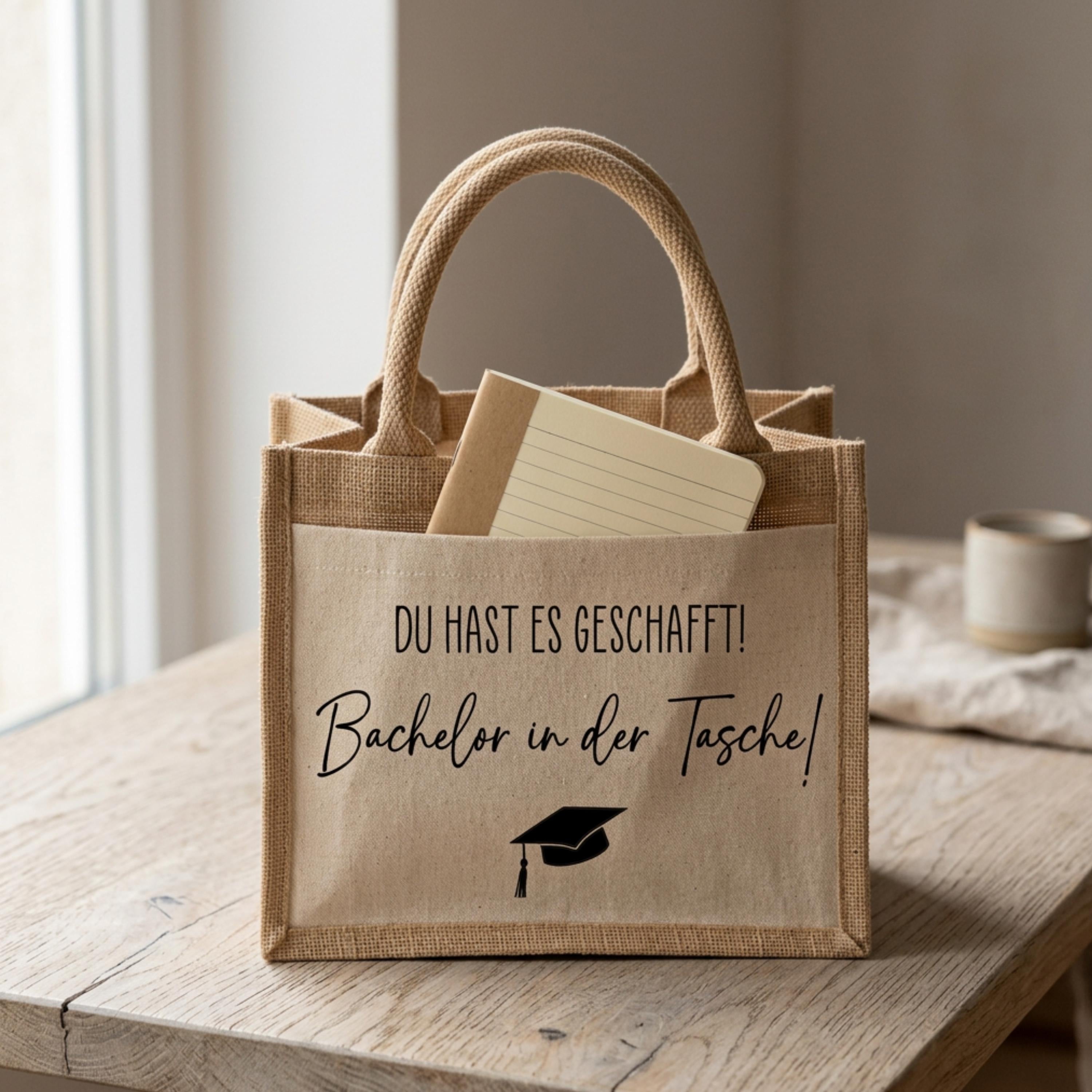 Bachelor in der Tasche Geschenk – Jutetasche Studium bestanden, Abschluss Geschenk Uni, Bachelor Geschenk Idee