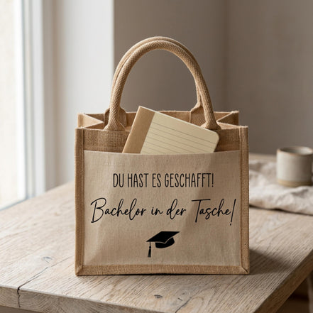 Bachelor in der Tasche Geschenk – Jutetasche Studium bestanden, Abschluss Geschenk Uni, Bachelor Geschenk Idee