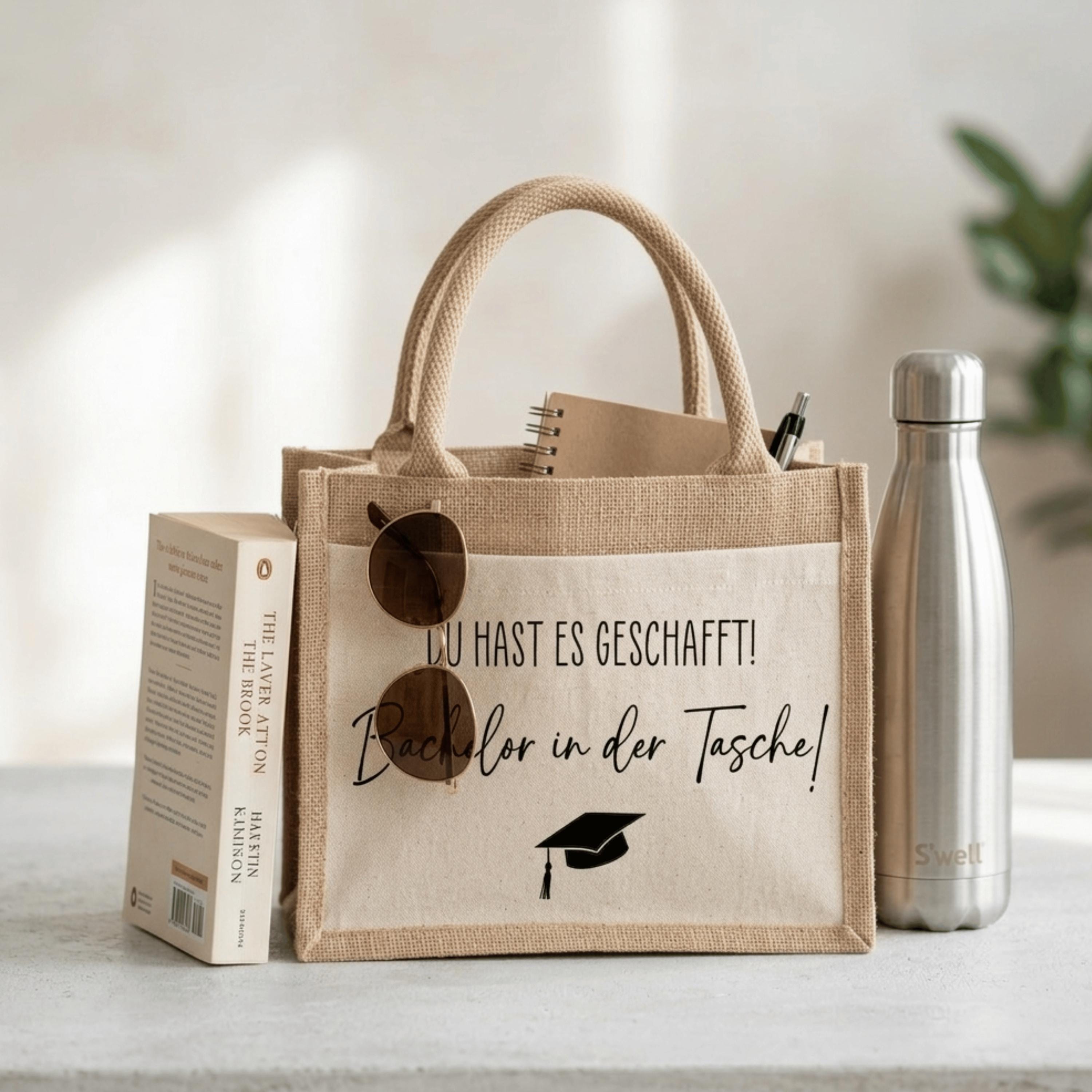 Bachelor in der Tasche Geschenk – Jutetasche Studium bestanden, Abschluss Geschenk Uni, Bachelor Geschenk Idee