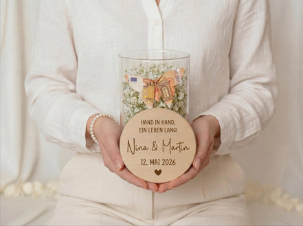Geldgeschenk Hochzeit Vorratsglas personalisiert mit Namen Datum – Hochzeitsgeschenk Glas „Hand in Hand ein Leben lang“ Geschenk Brautpaar