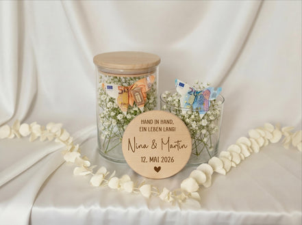 Geldgeschenk Hochzeit Vorratsglas personalisiert mit Namen Datum – Hochzeitsgeschenk Glas „Hand in Hand ein Leben lang“ Geschenk Brautpaar