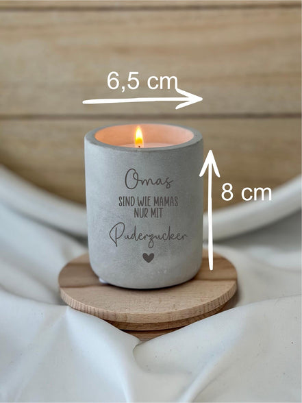 Muttertag Geschenk Oma Kerze – Omas sind wie Mamas nur mit Puderzucker – Betonoptik Kerze graviert Geschenk Oma, Weihnachten, Großeltern