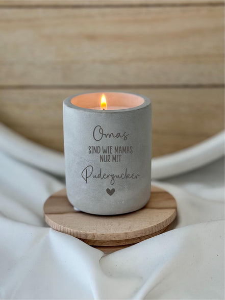 Muttertag Geschenk Oma Kerze – Omas sind wie Mamas nur mit Puderzucker – Betonoptik Kerze graviert Geschenk Oma, Weihnachten, Großeltern