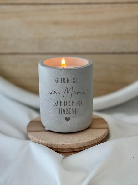 Muttertag Geschenk Mama Kerze – Glück ist eine Mama wie dich zu haben – Betonoptik Kerze graviert Geschenk Mama