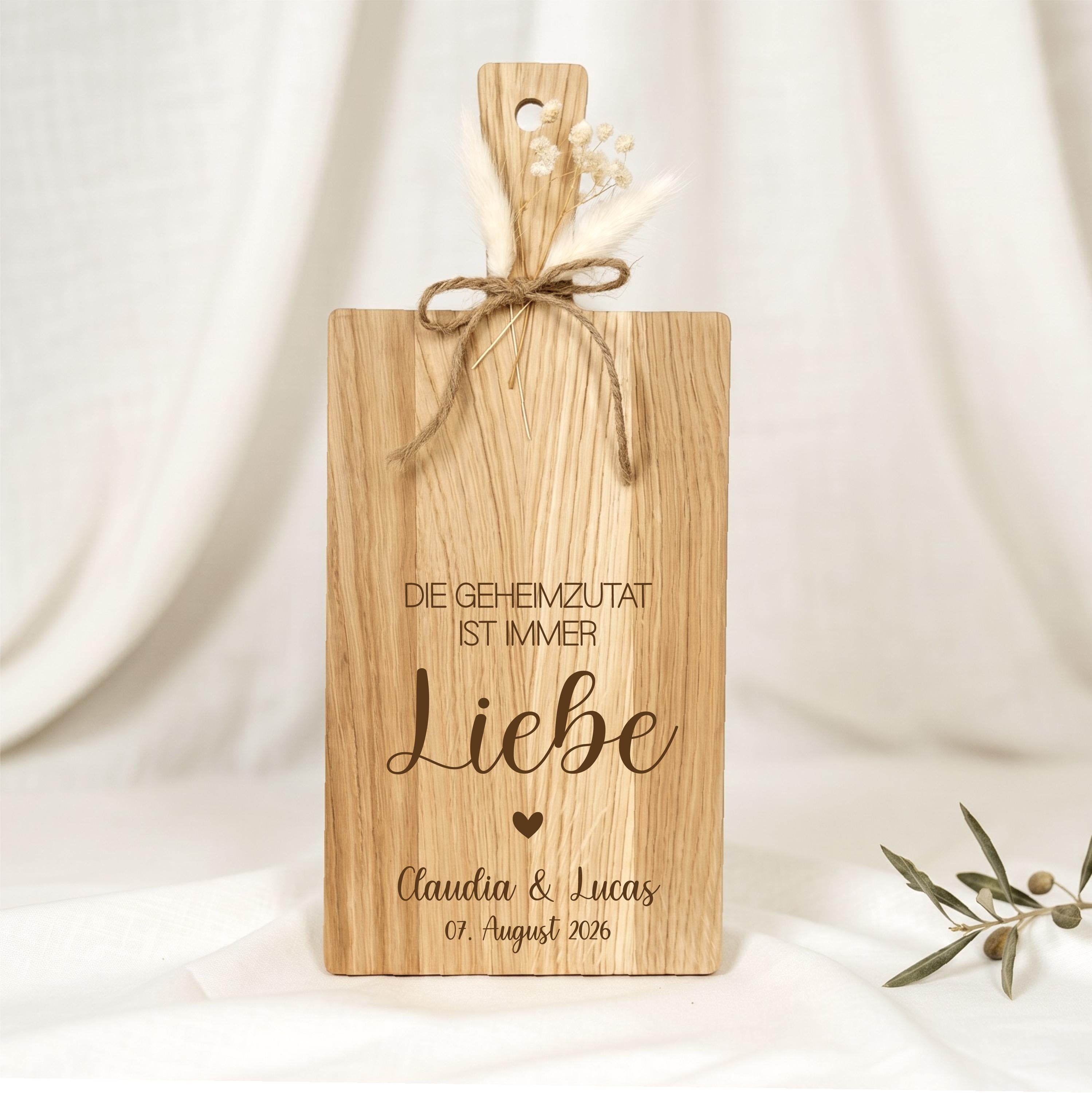 Hochzeitsgeschenk Brett Eiche • Die Geheimzutat ist immer Liebe • Personalisiert mit Namen & Datum • Geschenk Brautpaar • Holzbrett Hochzeit