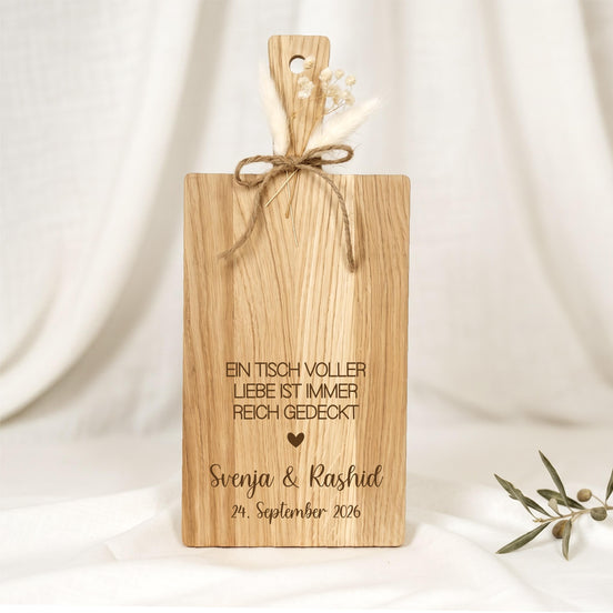 Hochzeitsgeschenk Brett Eiche • Ein Tisch voller Liebe ist immer reich gedeckt • mit Namen & Datum • Geschenk Brautpaar • Holzbrett Hochzeit