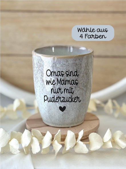 Oma Geschenk | Omas sind wie Mamas nur mit Puderzucker Becher | Steingut Tasse | Geschenk für Oma | 280 ml, Weihnachten, Muttertag,