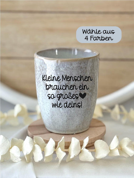 Erzieherin Geschenk | Hebamme Geschenk | Kleine Menschen brauchen ein so großes Herz wie deins | Steingut Becher, Danke Geschenk,
