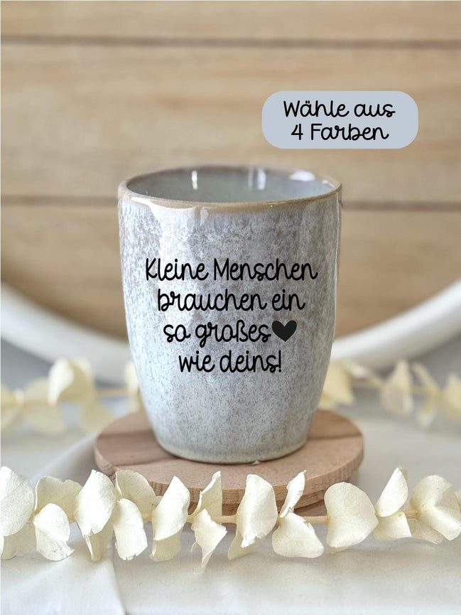 Erzieherin Geschenk | Hebamme Geschenk | Kleine Menschen brauchen ein so großes Herz wie deins | Steingut Becher, Danke Geschenk,