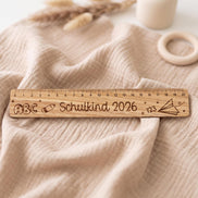 Holzlineal Schulkind 2026 aus Eichenholz – Geschenk zur Einschulung, Lineal 20 cm für Schultüte, personalisiertes Schulgeschenk