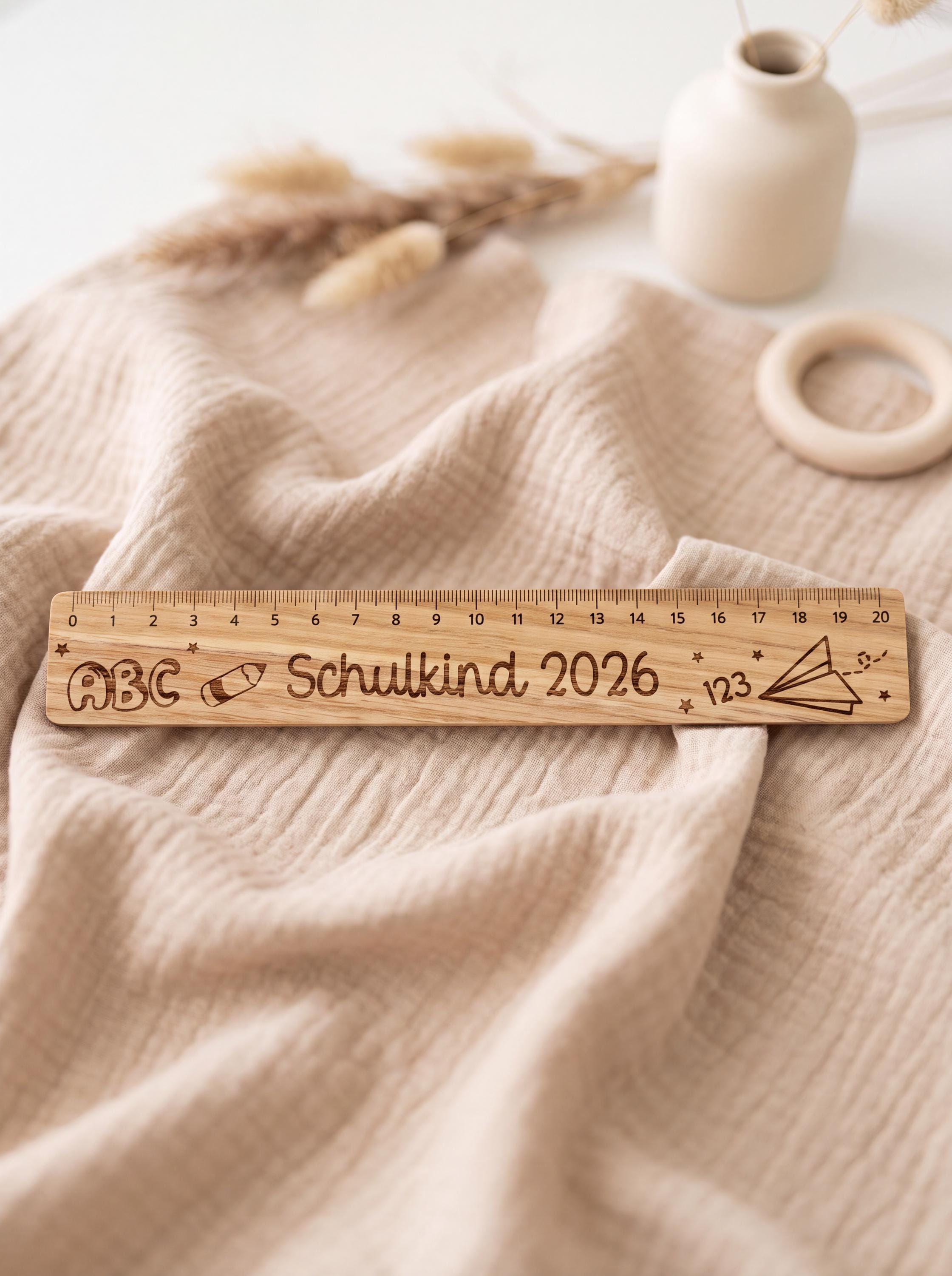 Holzlineal Schulkind 2026 aus Eichenholz – Geschenk zur Einschulung, Lineal 20 cm für Schultüte, personalisiertes Schulgeschenk