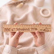 Holzlineal Schulkind 2026 aus Eichenholz – Geschenk zur Einschulung, Lineal 20 cm für Schultüte, personalisiertes Schulgeschenk